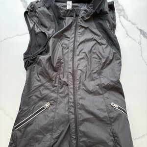 Lululemon size 4 running vest front zip - Black